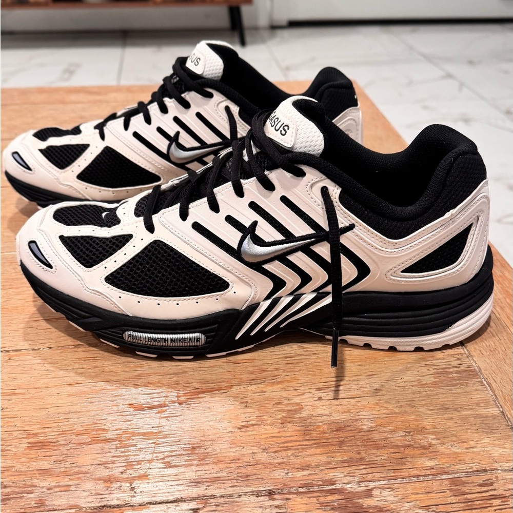 Nike Men's Black and cream Running Shoes